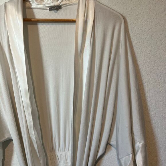 PJ Harlow Egg Nog Ribbed Knit Satin Trim Short Shala Robe Women's Size XS/S - Picture 3 of 9